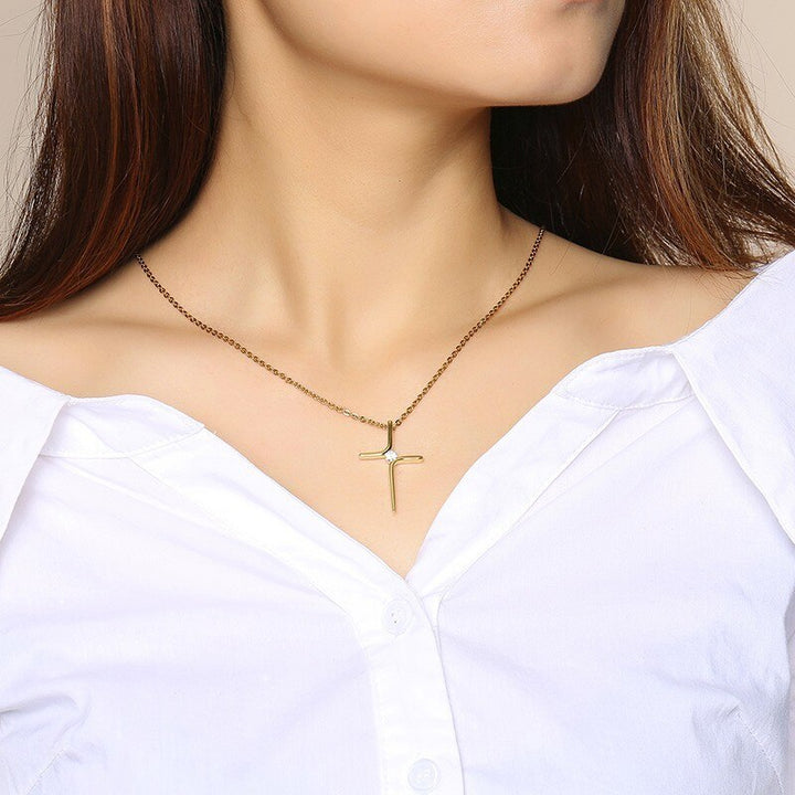 Colar Feminino - Crucifixo Minimalista com Brilhante de Zircônia Cúbica