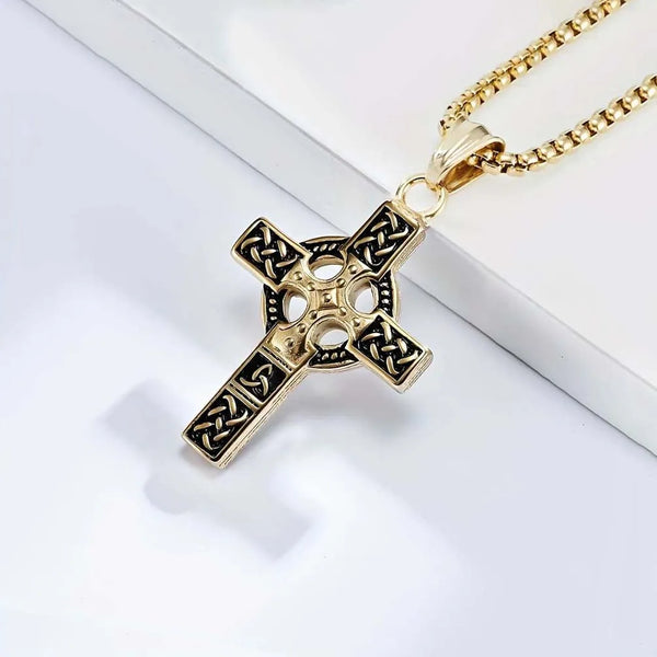  Colar com Cruz Triquetra em Aço Inoxidável - Design Versátil