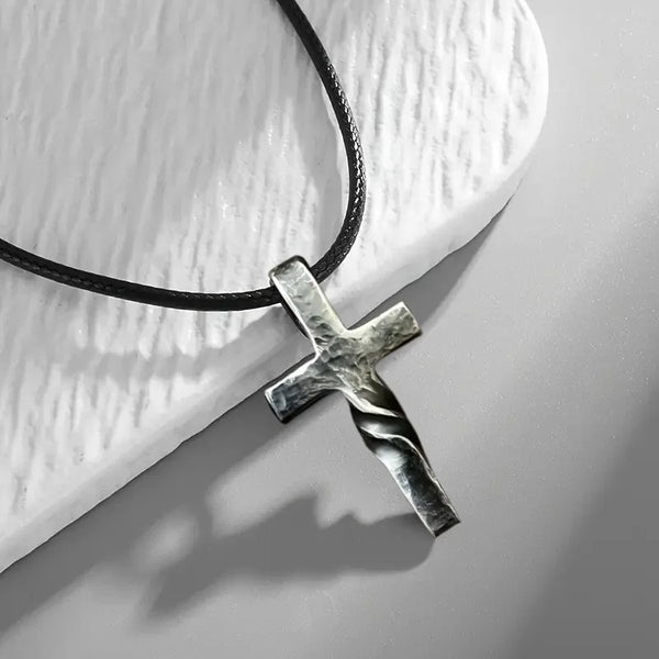 Colar Masculino com Pingente de Cruz Rústica em Aço Inoxidável