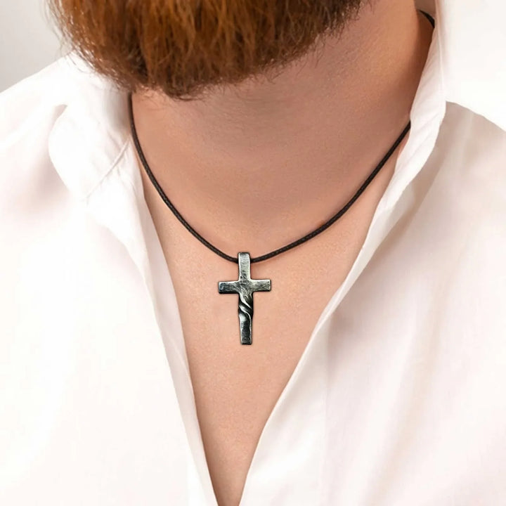 Colar Masculino com Pingente de Cruz Rústica em Aço Inoxidável