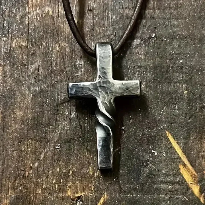 Colar Masculino com Pingente de Cruz Rústica em Aço Inoxidável
