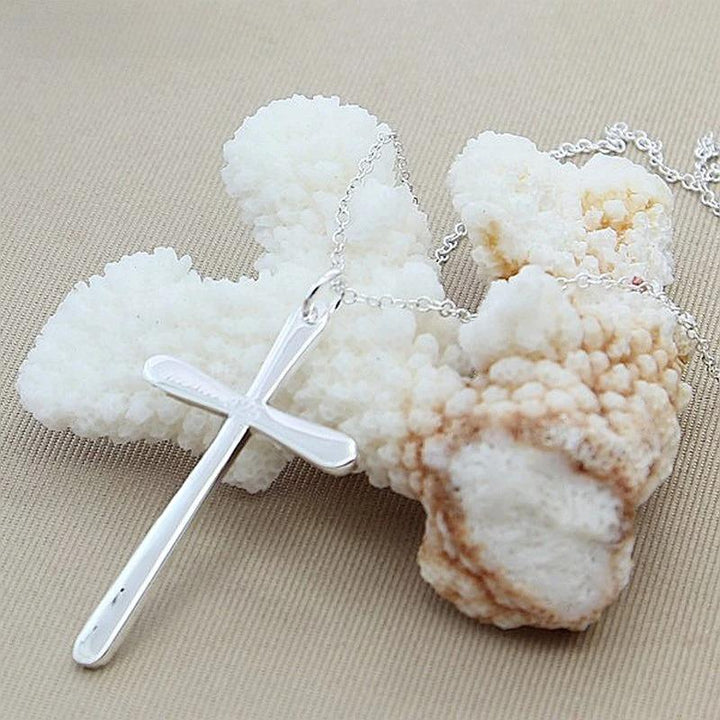 Colar Crucifixo Feminino Minimalista em Prata