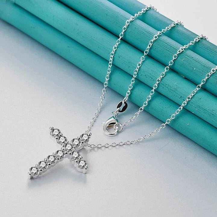 Colar Crucifixo Feminino em Prata Cravejado com Zircônias Vida