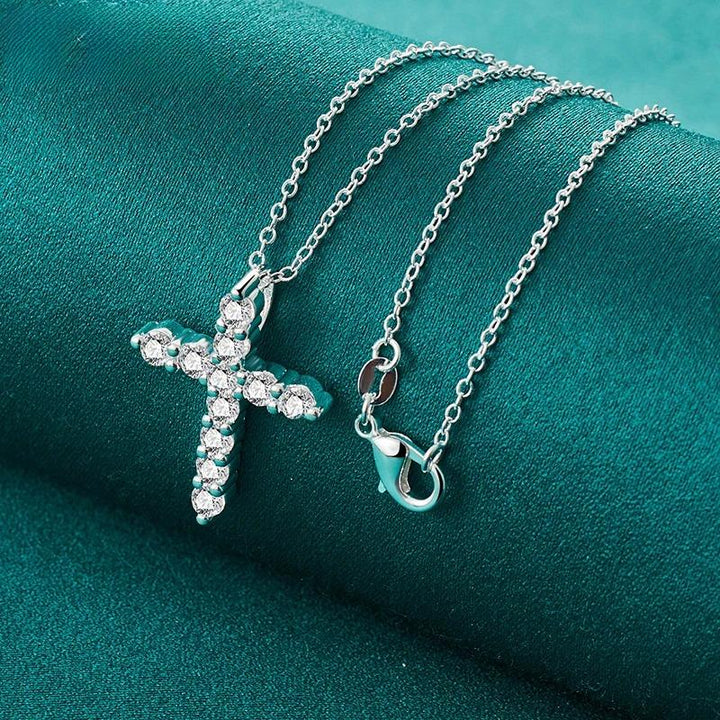 Colar Crucifixo Feminino em Prata Cravejado com Zircônias Vida