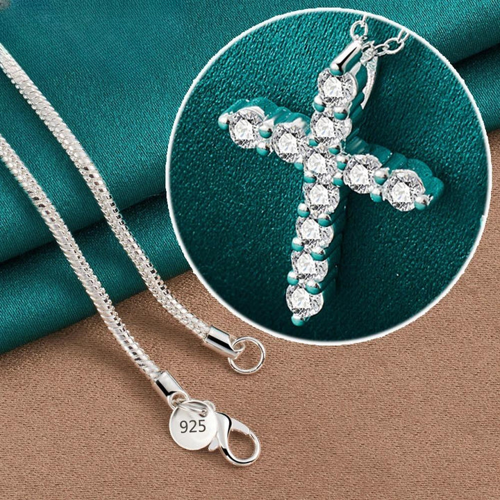 Colar Crucifixo Feminino em Prata Cravejado com Zircônias Vida